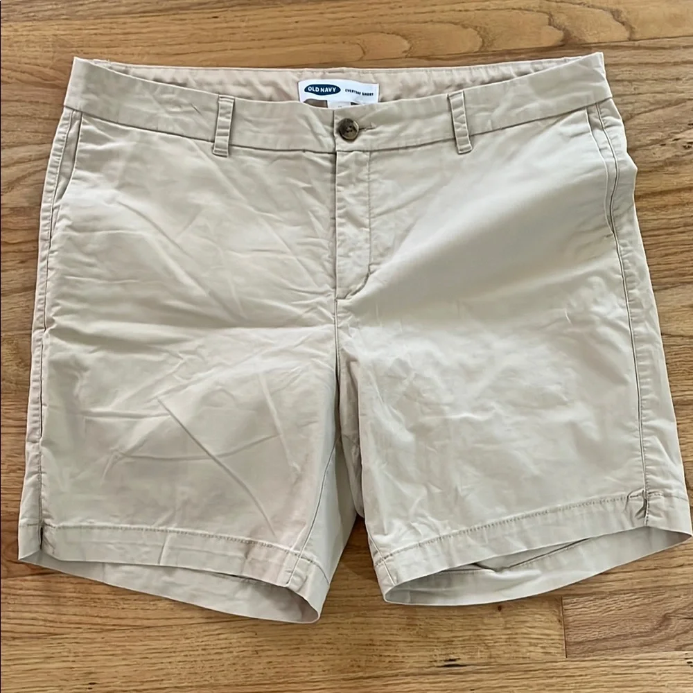 Old Navy khaki shorts Bermudas 16